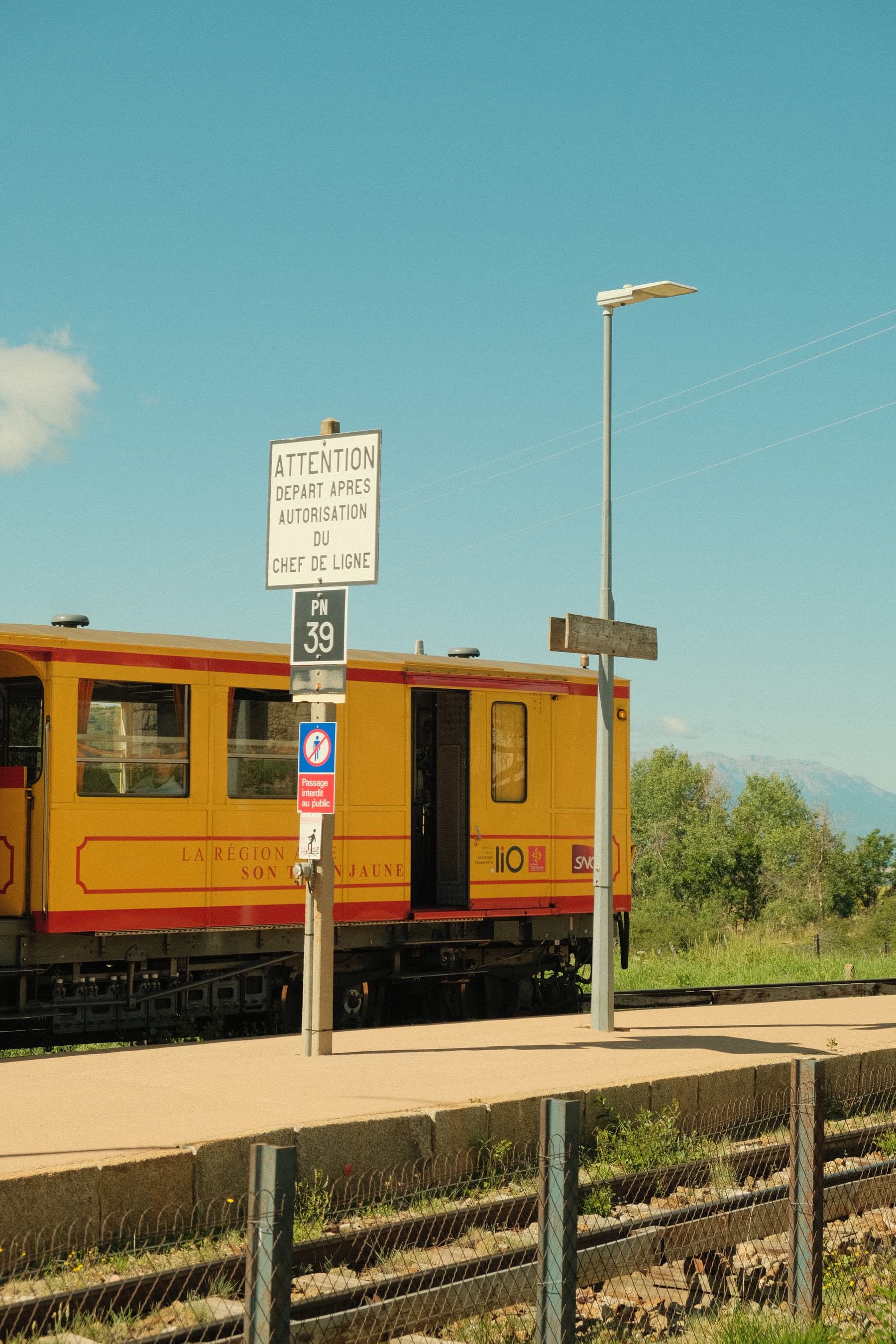 Yellow Train, Halt - Fine Art Print